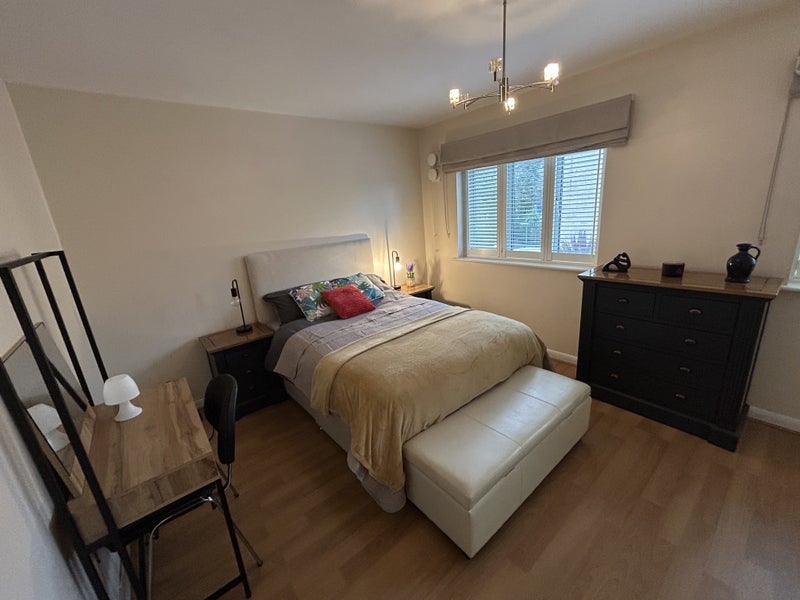 Flat Bankside Avenue in Greater London