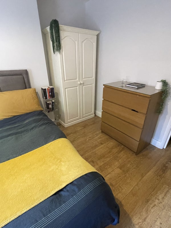 Room Churchfield Road in Greater London