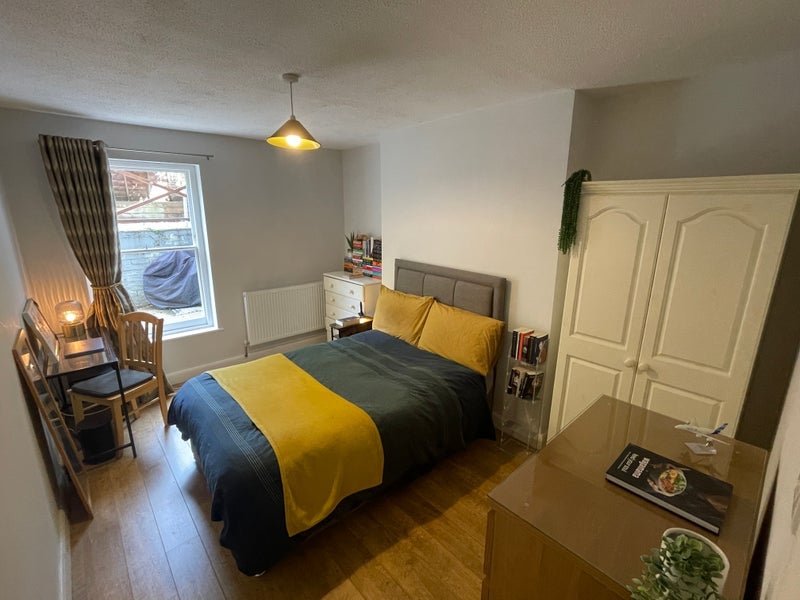 Room Churchfield Road in Greater London