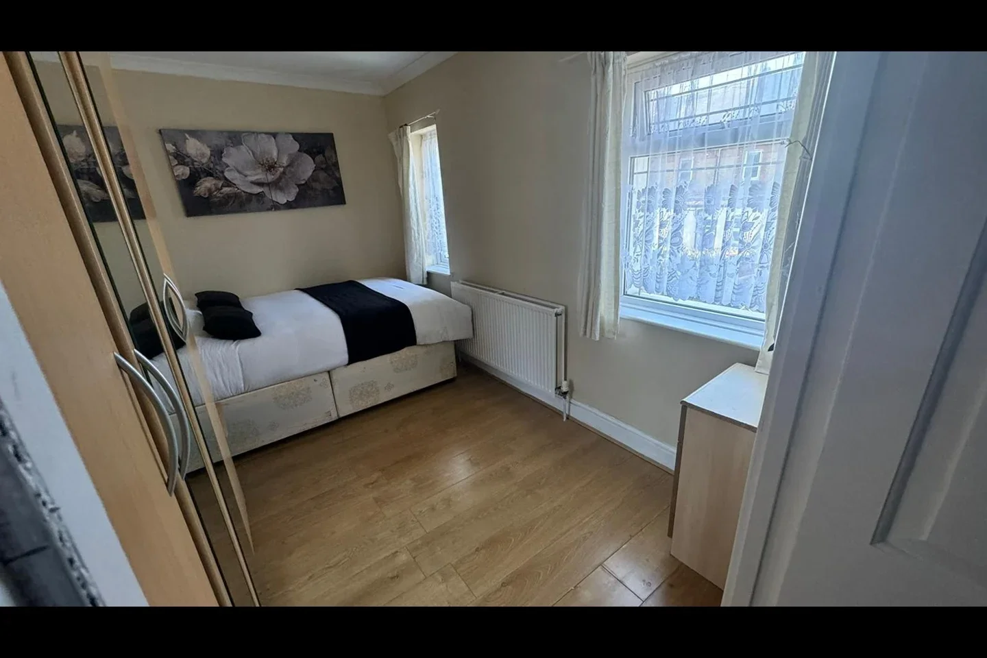Room Brooks Avenue in Greater London