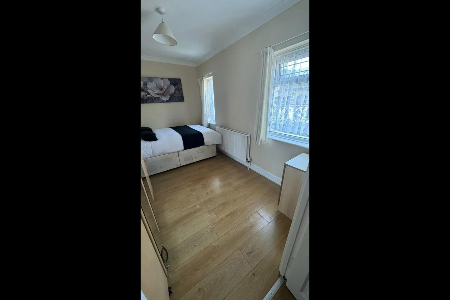 Room Brooks Avenue in Greater London