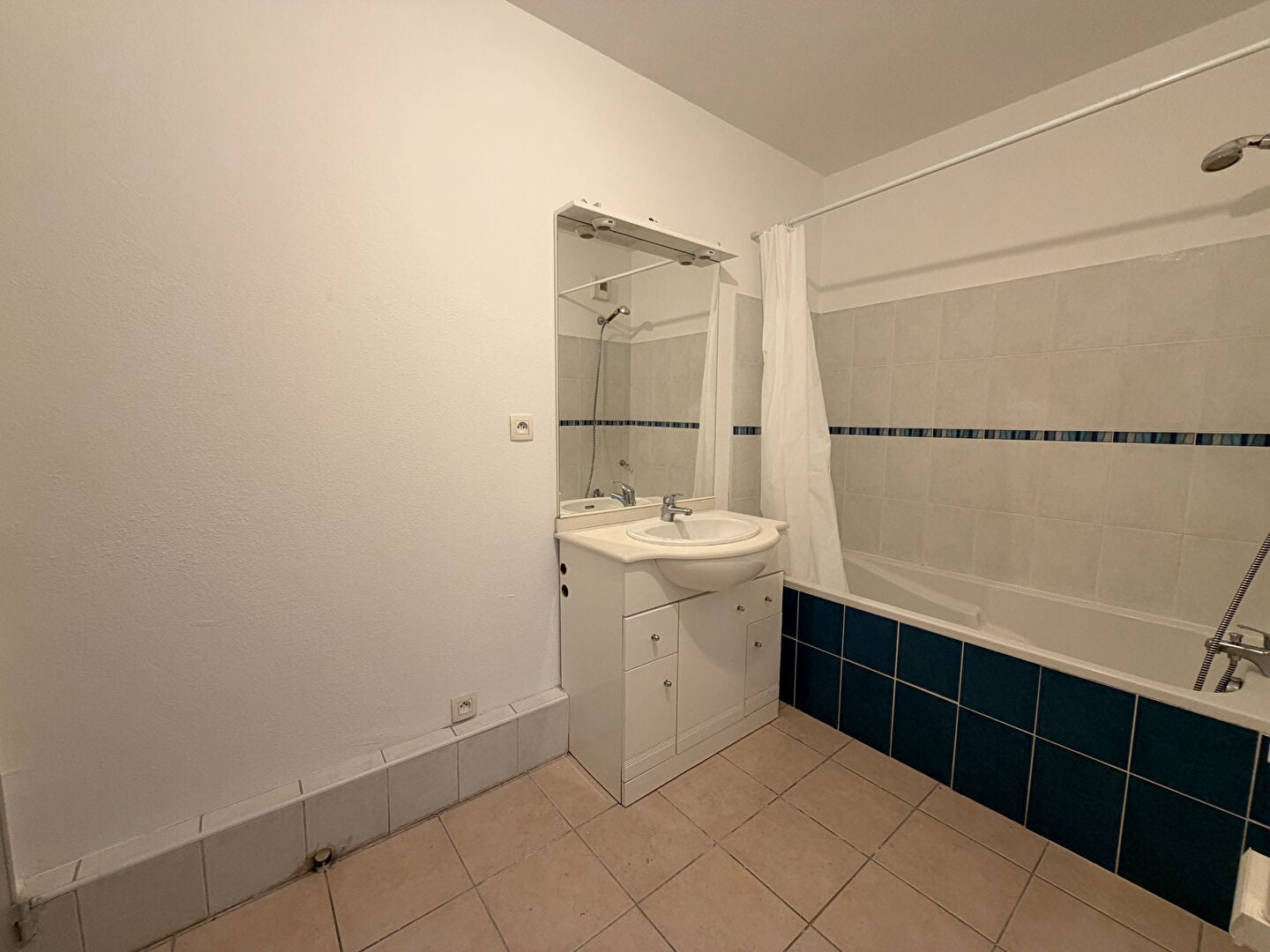 Flat Rue Dhuoda in Nîmes