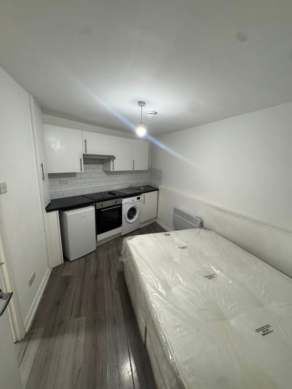 Flat Lee High Road in Greater London