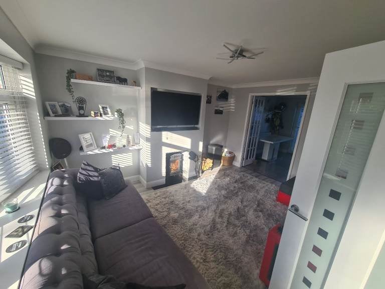 House Astral Way in Sutton