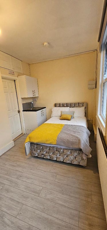 Flat Churchfields Road in Greater London