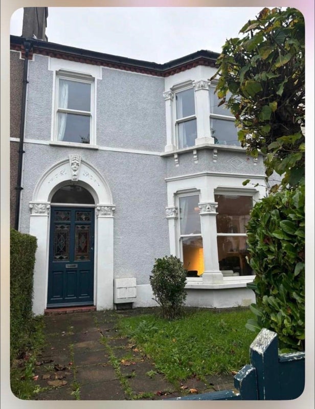 Room Dowanhill Road in Greater London