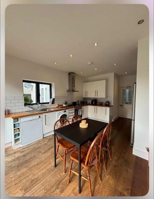 Room Dowanhill Road in Greater London