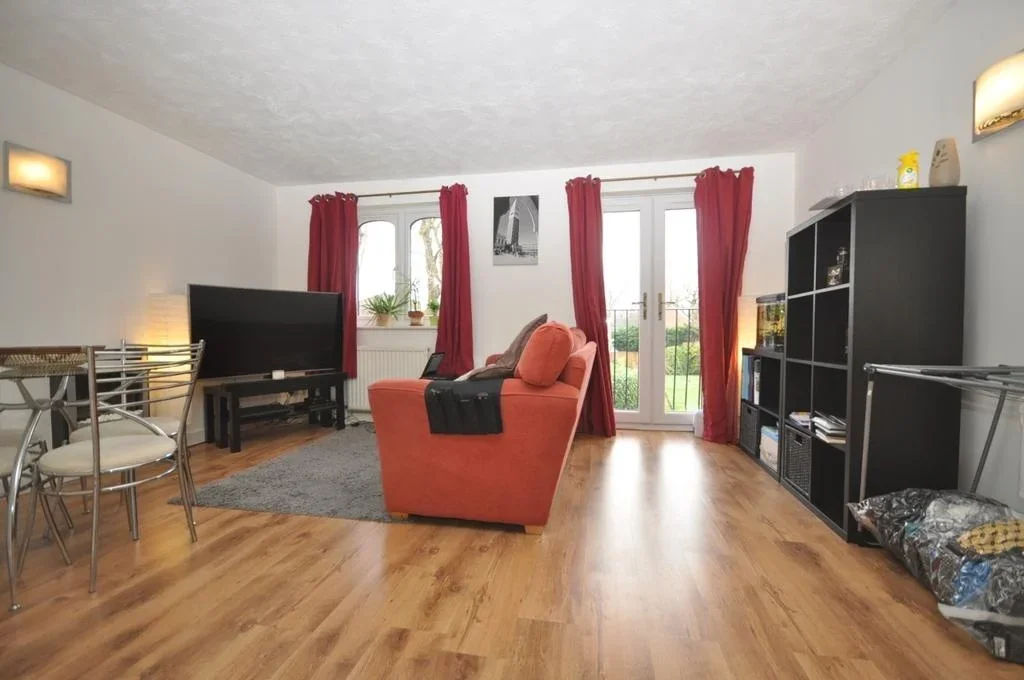 Flat Sequoia Park in Crawley