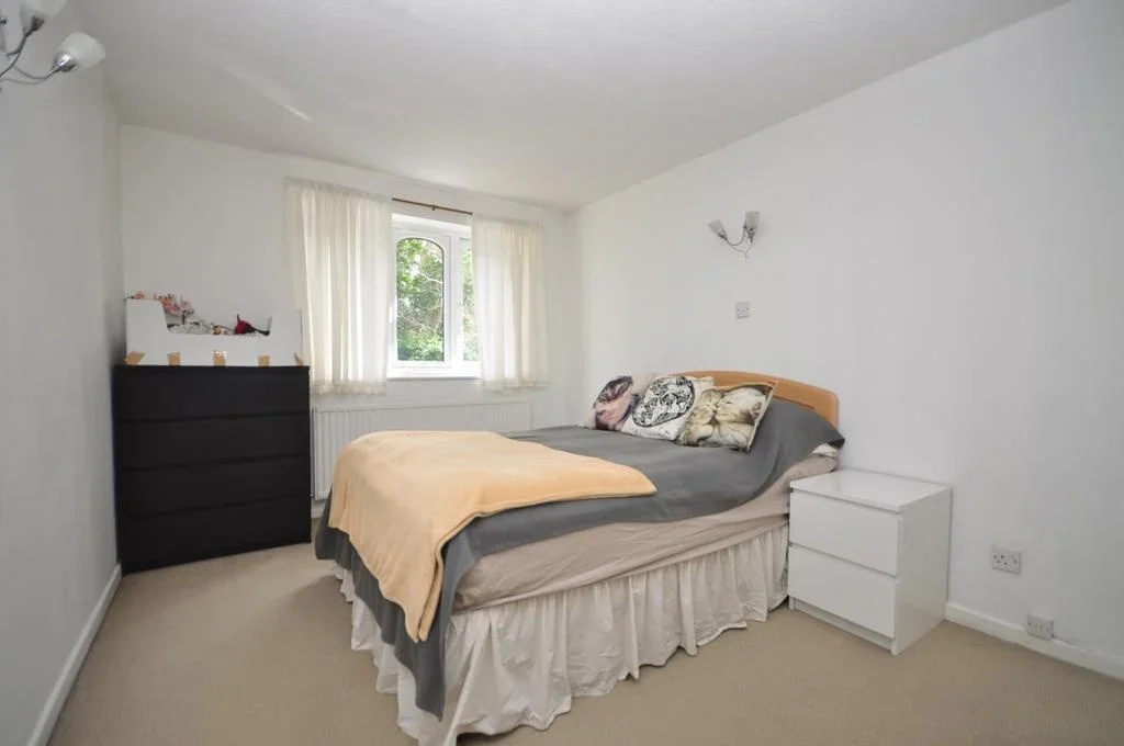 Flat Sequoia Park in Crawley