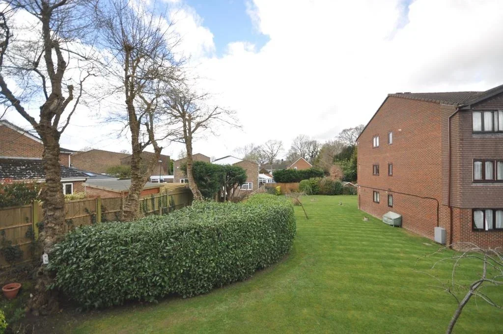 Flat Sequoia Park in Crawley
