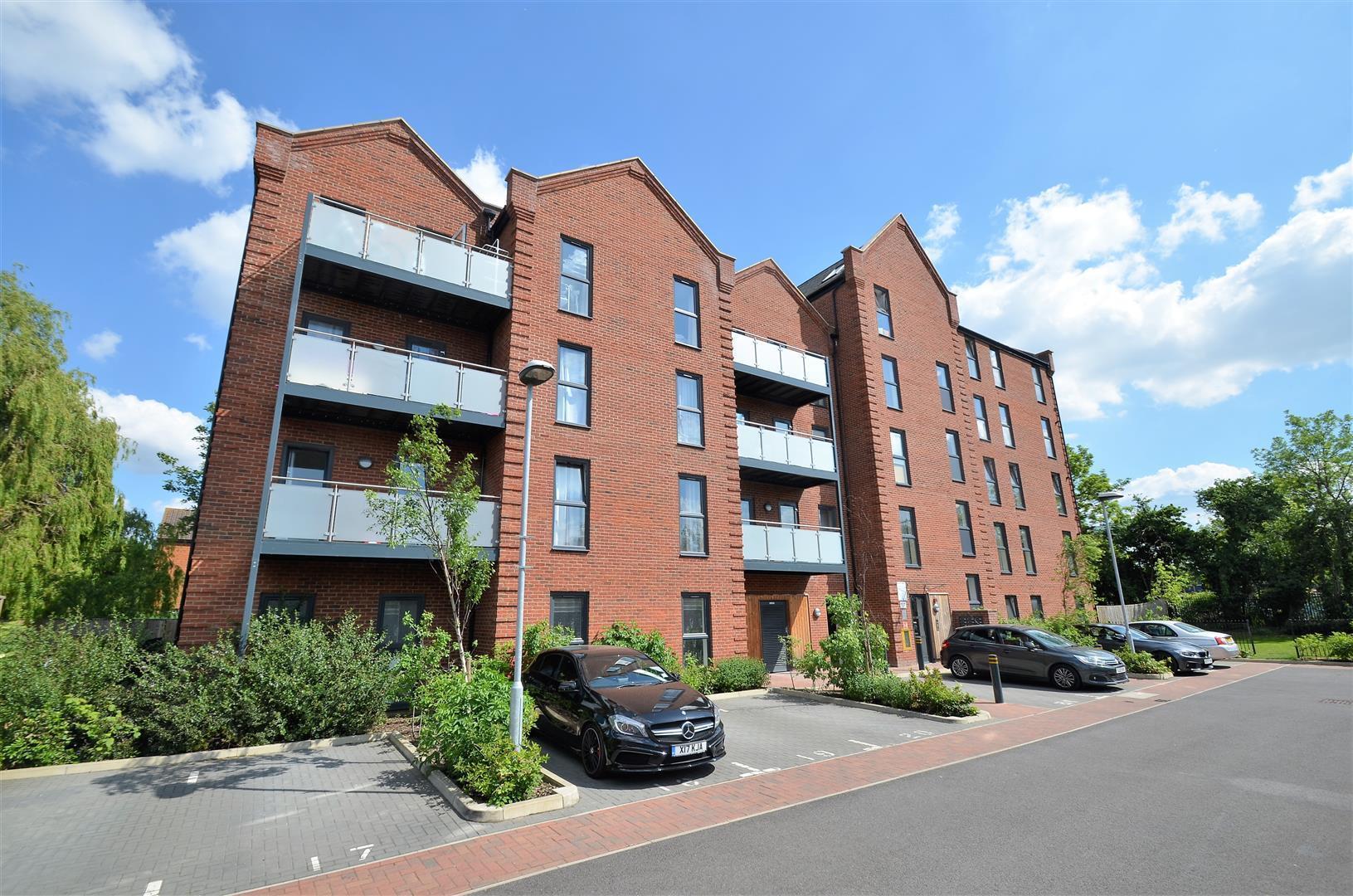 Flat Otter Way in Greater London