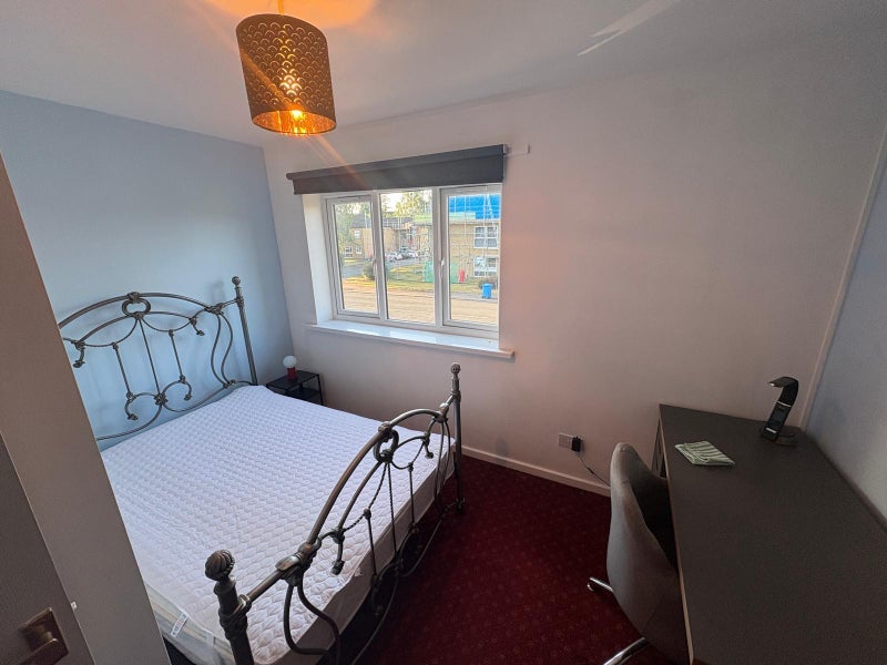 Room Thorngrove Avenue in Manchester
