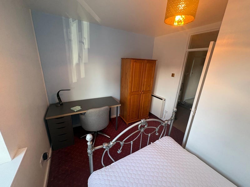 Room Thorngrove Avenue in Manchester