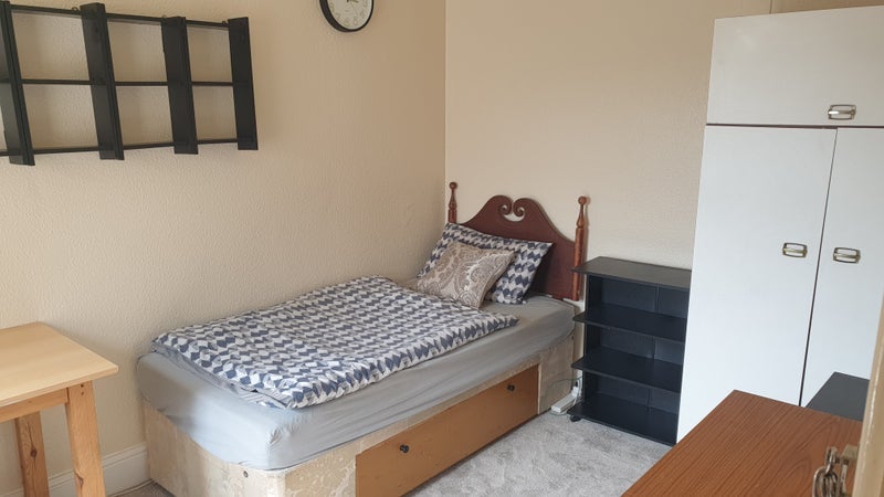 Room Avenue Road in Rugby