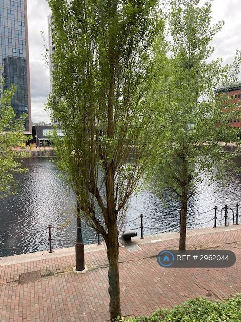 Flat Labrador Quay in Salford