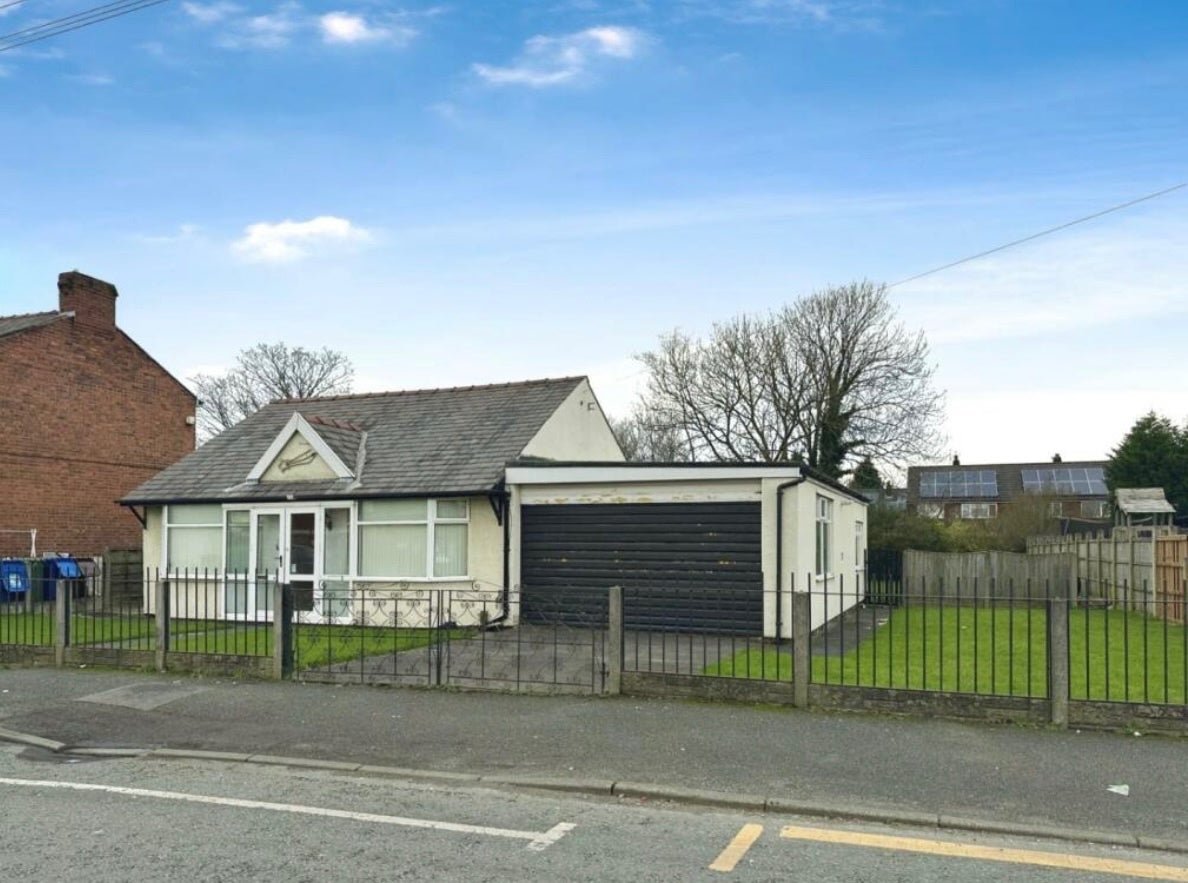 House Nel Pan Lane in Leigh