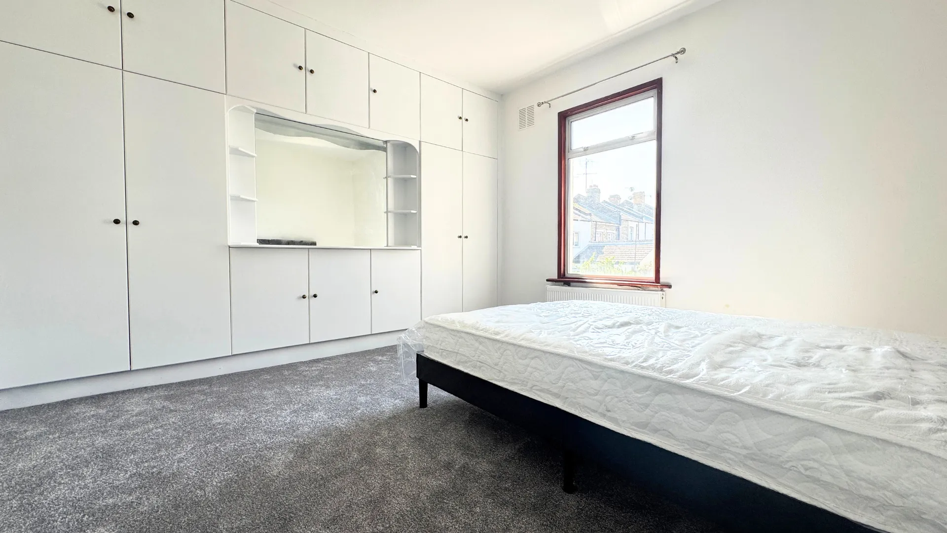 Room Conway Road in Greater London