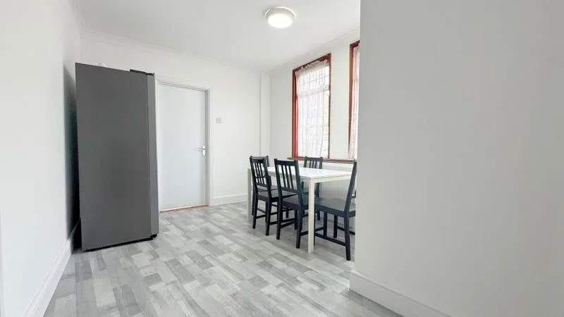 Room Conway Road in Greater London