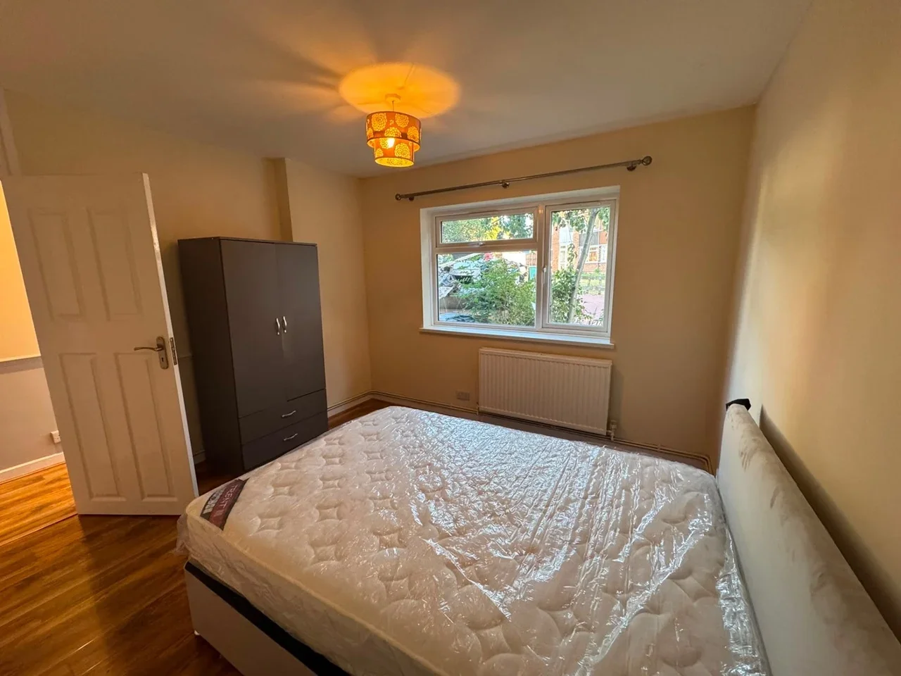 Flat New Court in Greater London