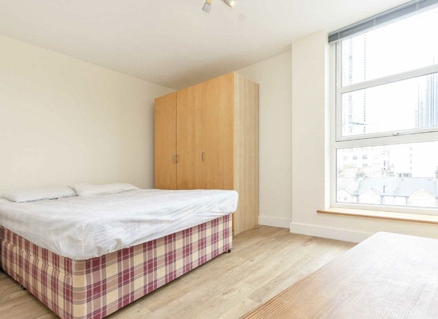 Flat Manchester Road in Greater London