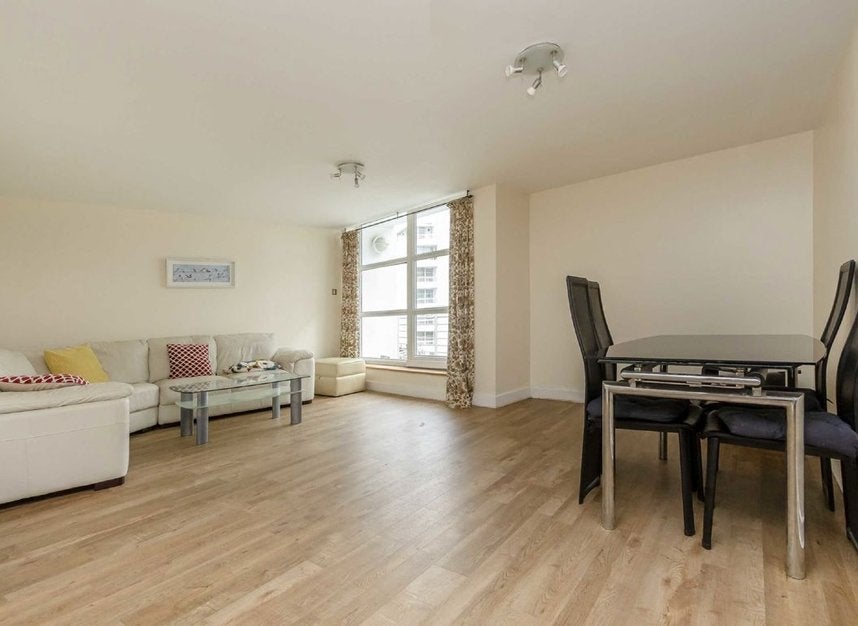 Flat Manchester Road in Greater London