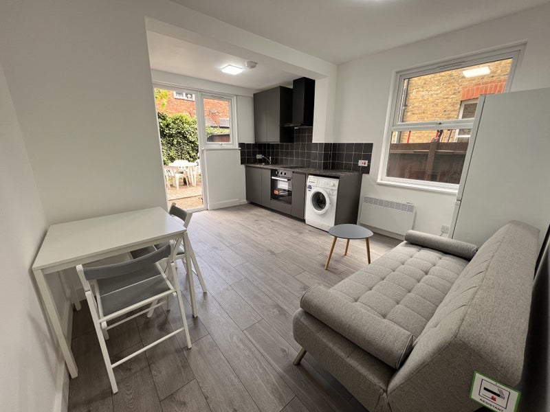Flat Ormiston Grove in Greater London
