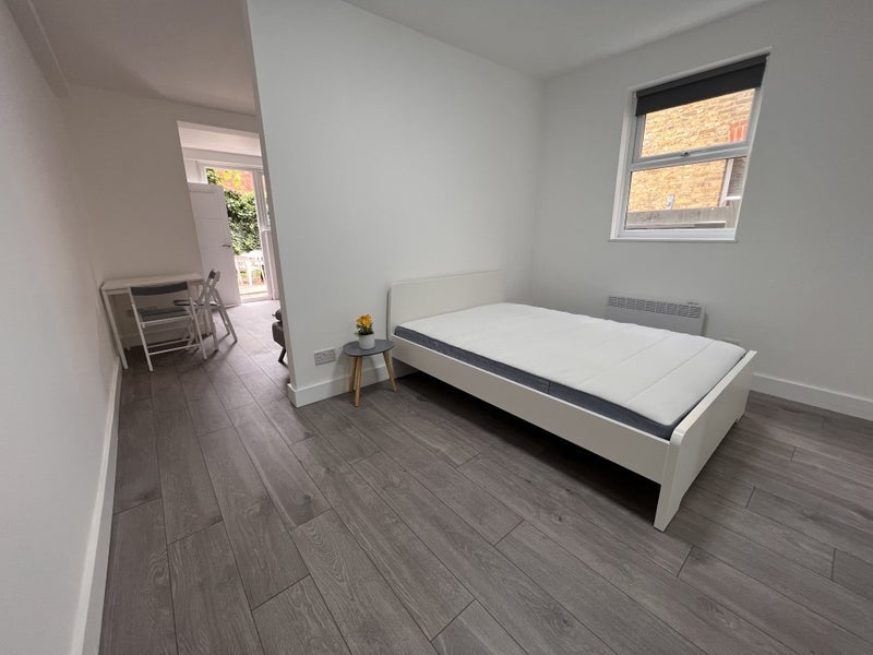 Flat Ormiston Grove in Greater London