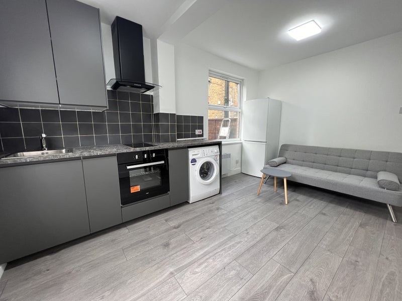 Flat Ormiston Grove in Greater London