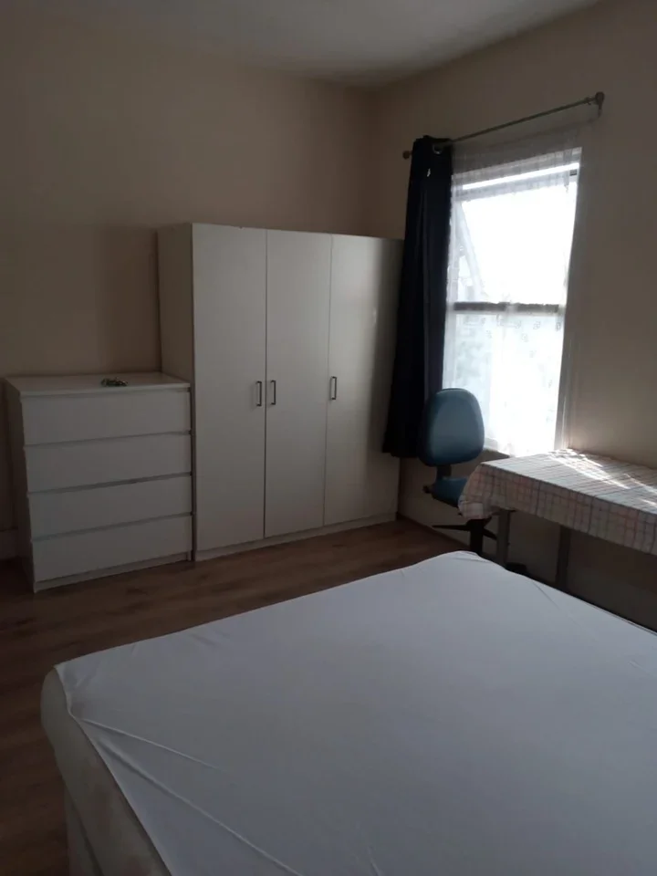 Flat Albert Square in Greater London