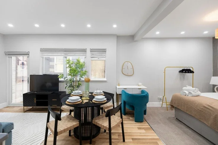 Flat Simrose Court in Greater London