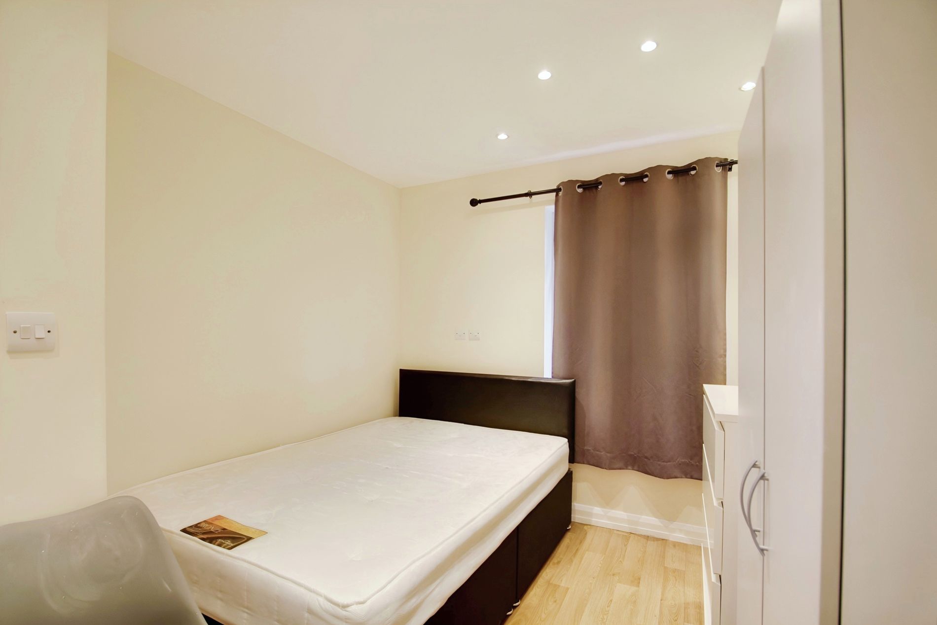 Room Willow Tree Close in Greater London