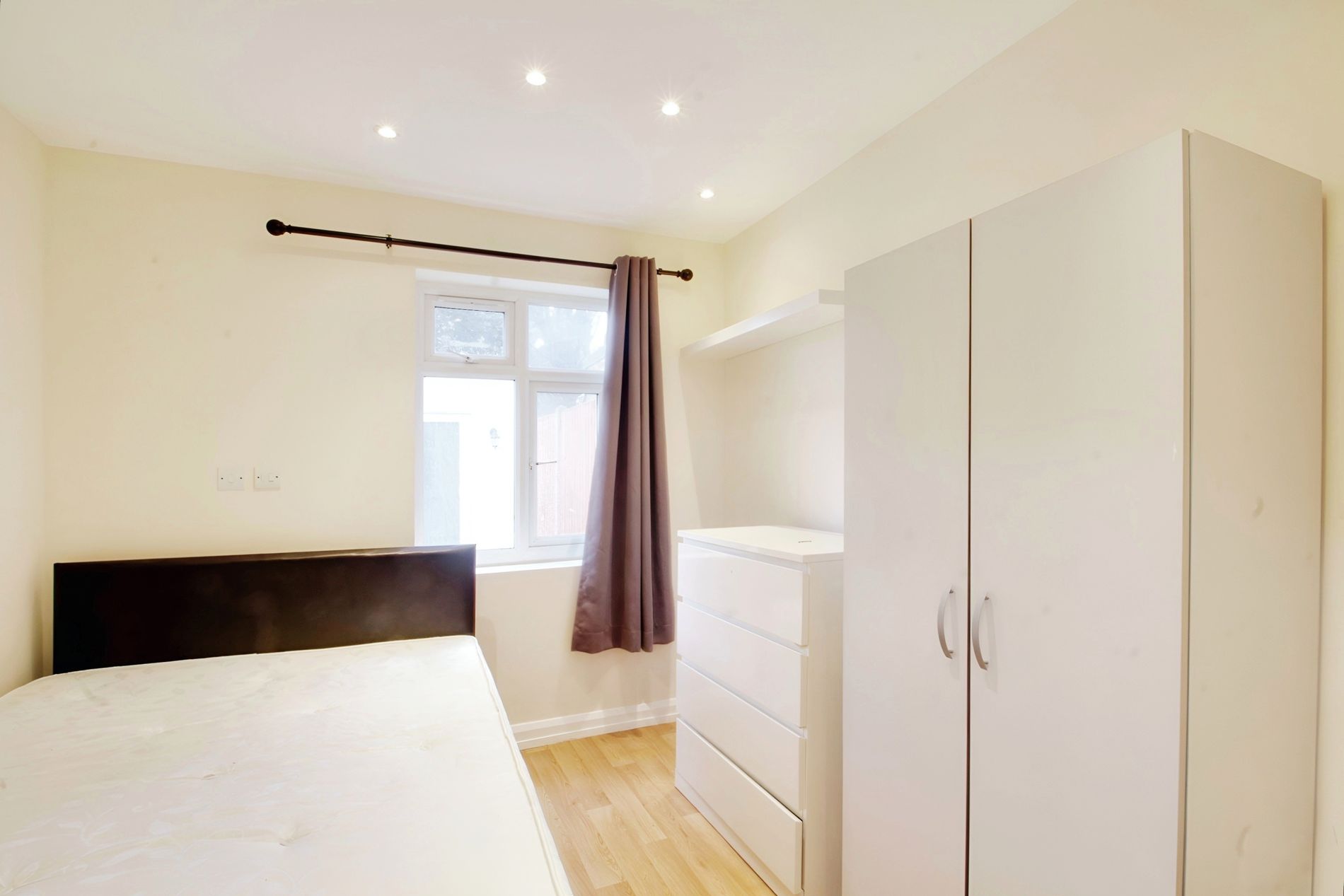 Room Willow Tree Close in Greater London
