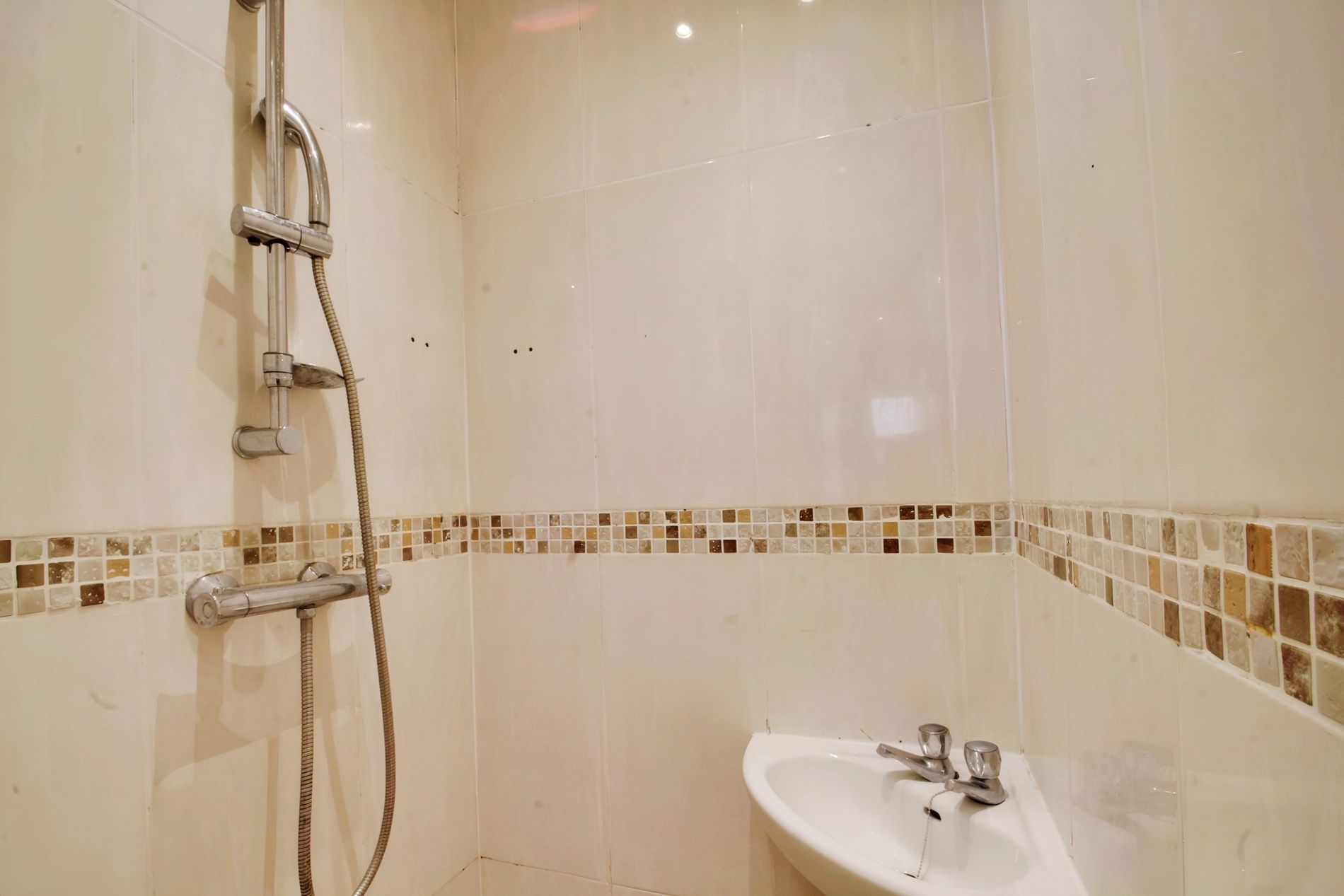 Room Willow Tree Close in Greater London