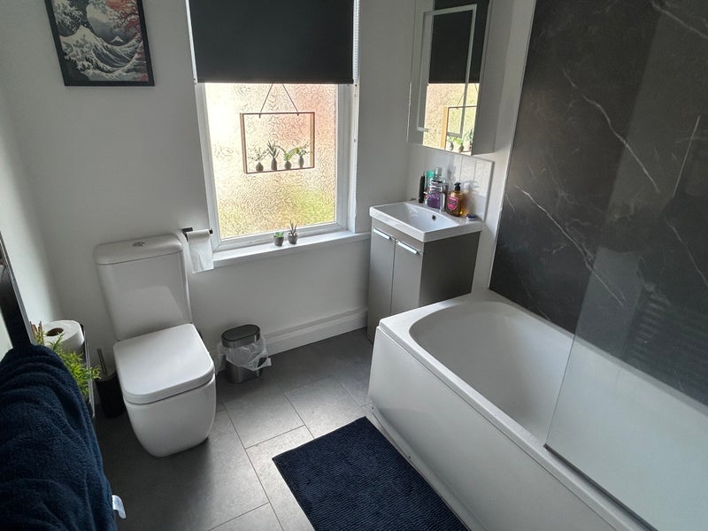 Room Woodside Avenue in Leeds