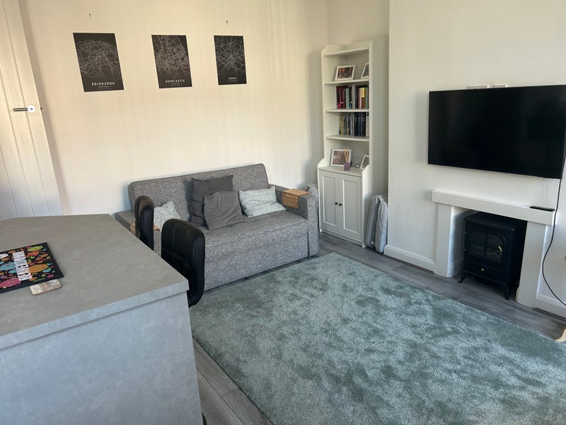 Room Woodside Avenue in Leeds