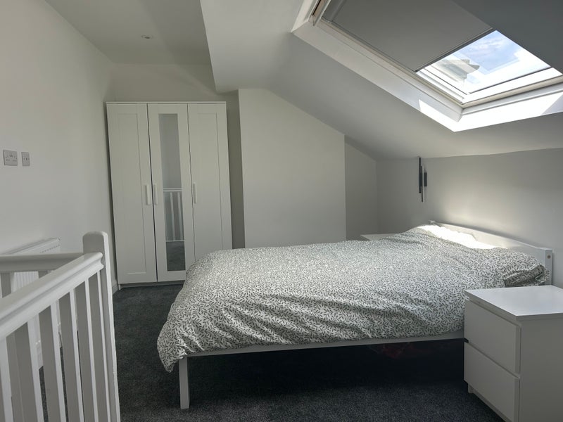 Room Woodside Avenue in Leeds
