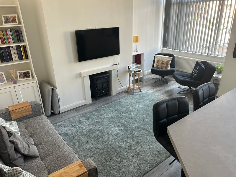 Room Woodside Avenue in Leeds