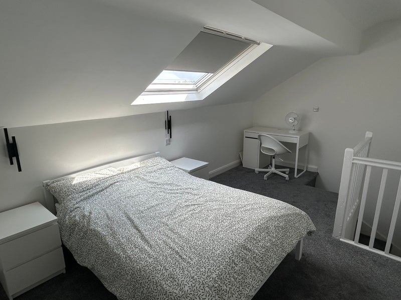 Room Woodside Avenue in Leeds