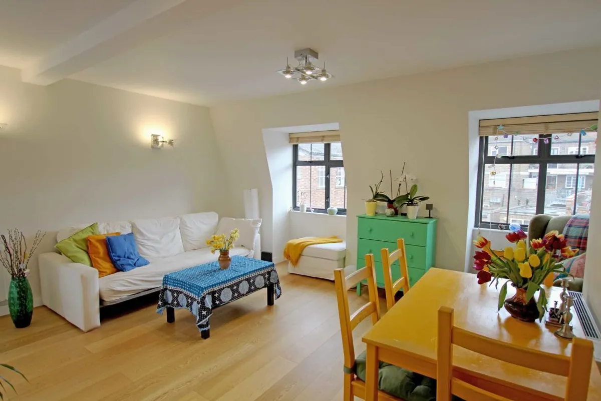 Flat Holly Road in Greater London