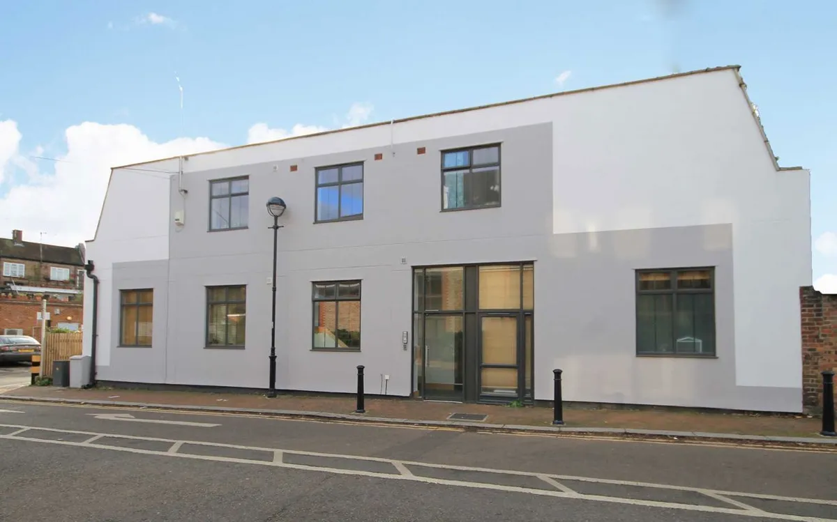 Flat Holly Road in Greater London