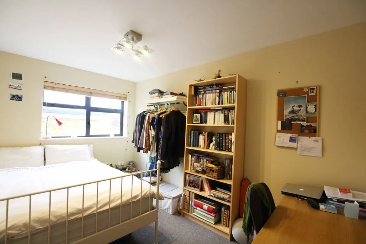Flat Holly Road in Greater London