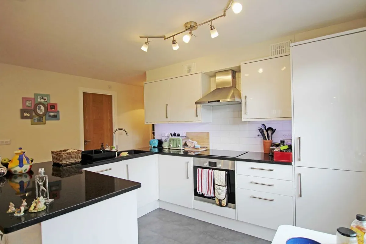 Flat Holly Road in Greater London
