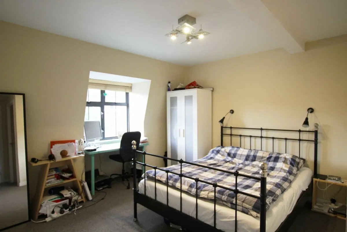 Flat Holly Road in Greater London