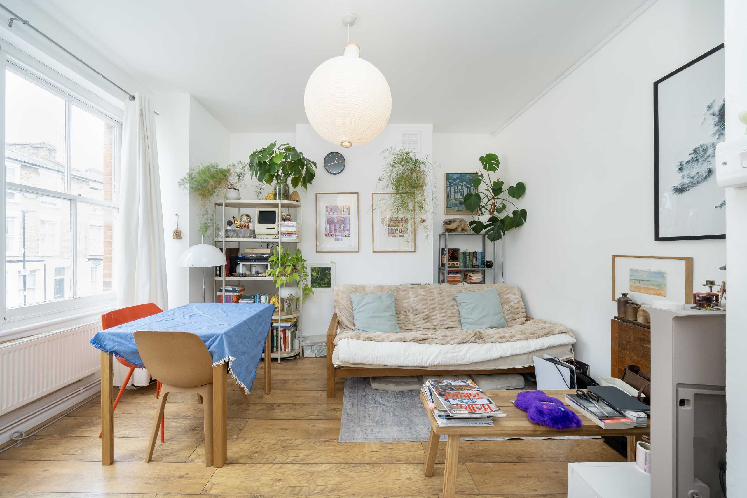 Flat Hargrave Road in Greater London