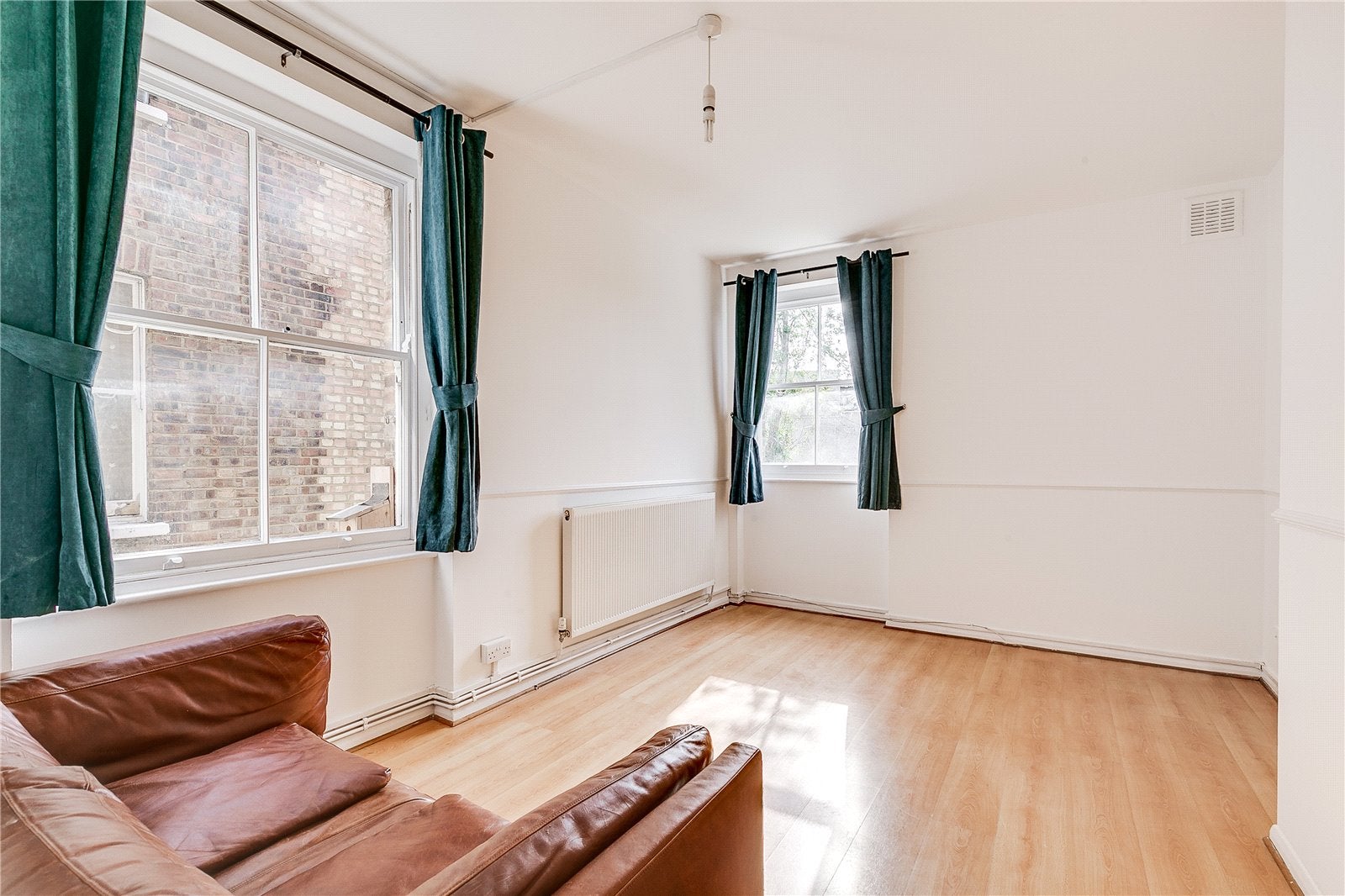 Flat Hargrave Road in Greater London