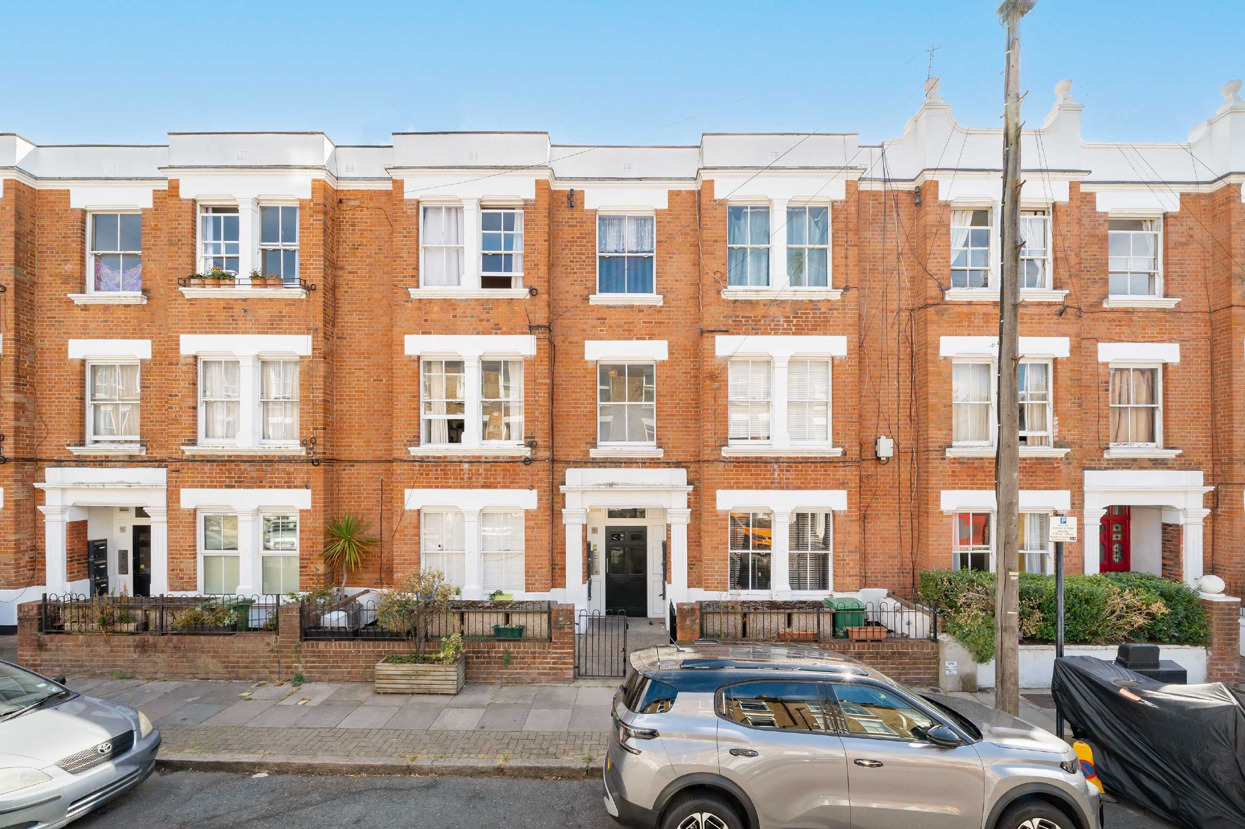 Flat Hargrave Road in Greater London