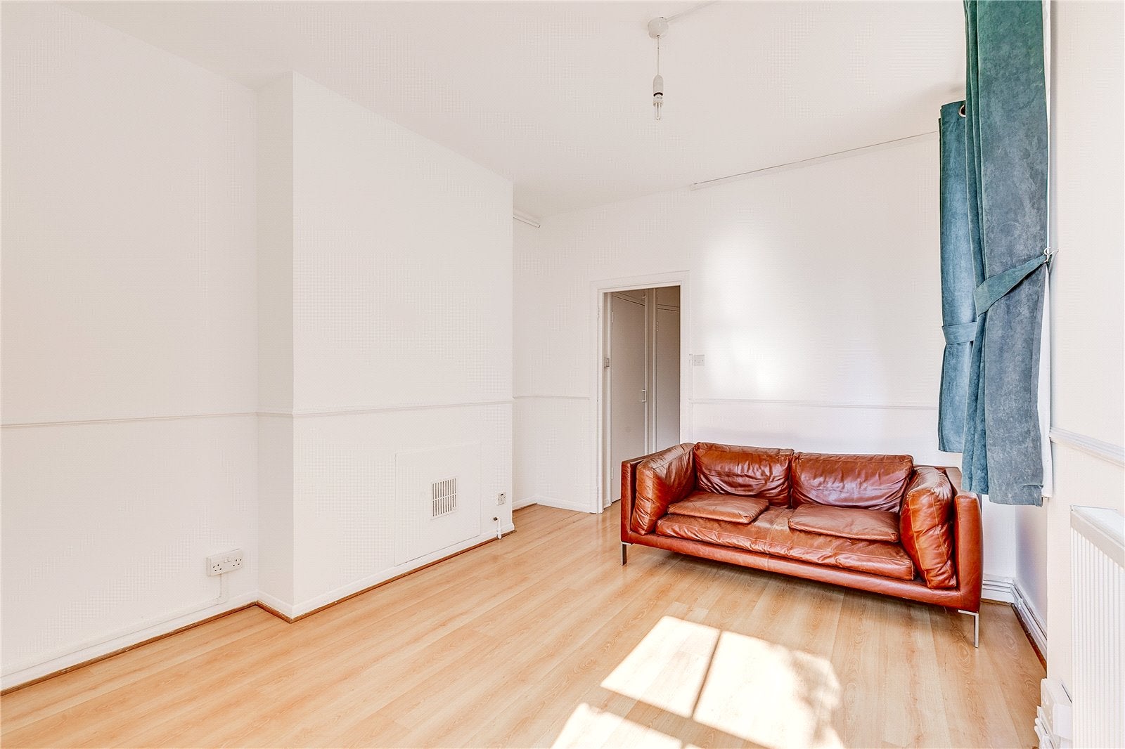 Flat Hargrave Road in Greater London