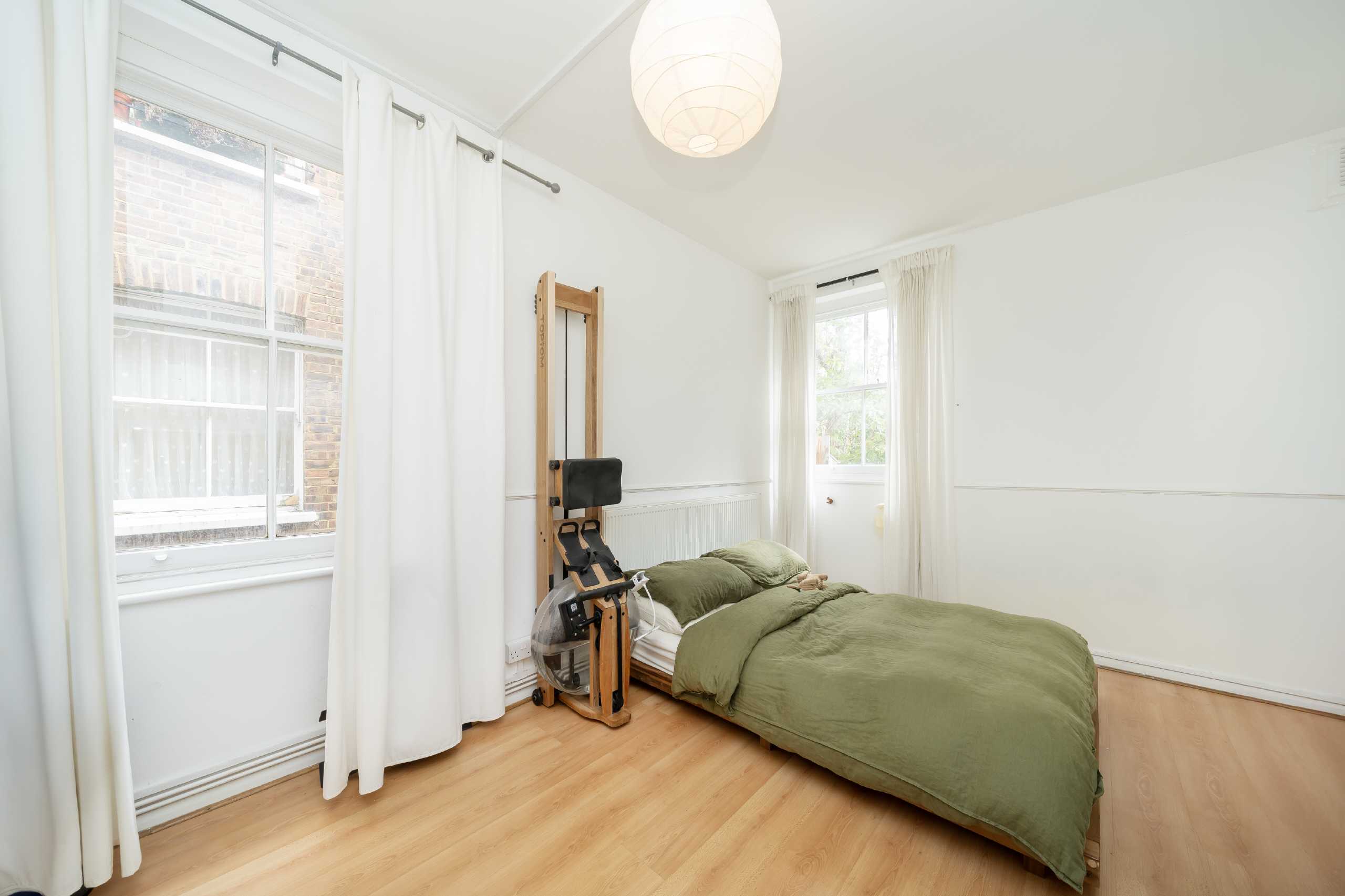 Flat Hargrave Road in Greater London
