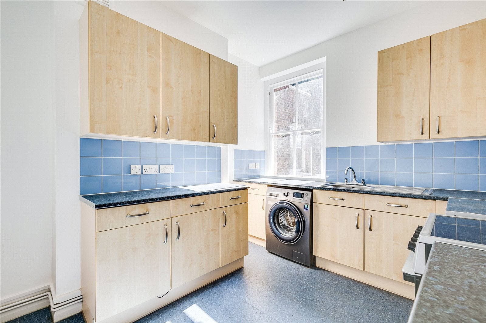 Flat Hargrave Road in Greater London