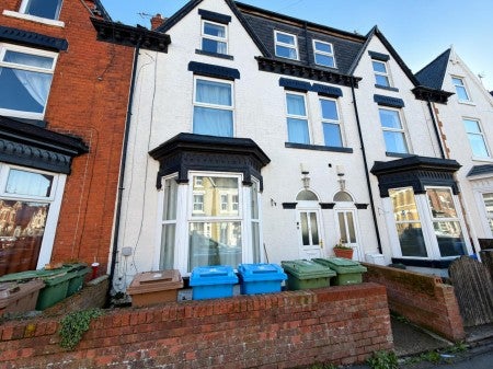 Flat Saint George's Avenue in Bridlington